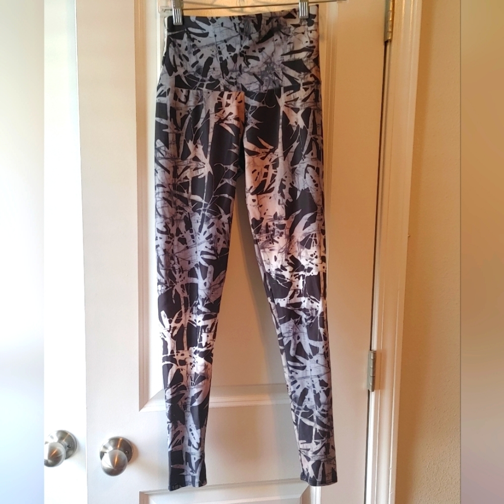 Onzie high waist bamboo print leggings